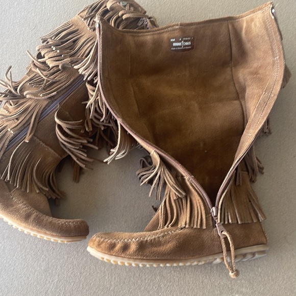 Minnetonka Miles High 5 fringe moccasin boots - Picture 9 of 10